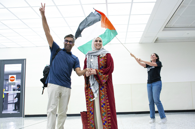 Badar Khan Suri nắm tay vợ, Maphaze Sale, khi đến sân bay quốc tế Dulles, bang Virginia ngày 14/5, sau khi được tại ngoại. Ảnh: AP