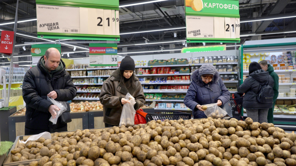 Người Nga chọn khoai tây tại siêu thị ở Rostov-on-Don hồi tháng 6/2024. Ảnh: TASS
