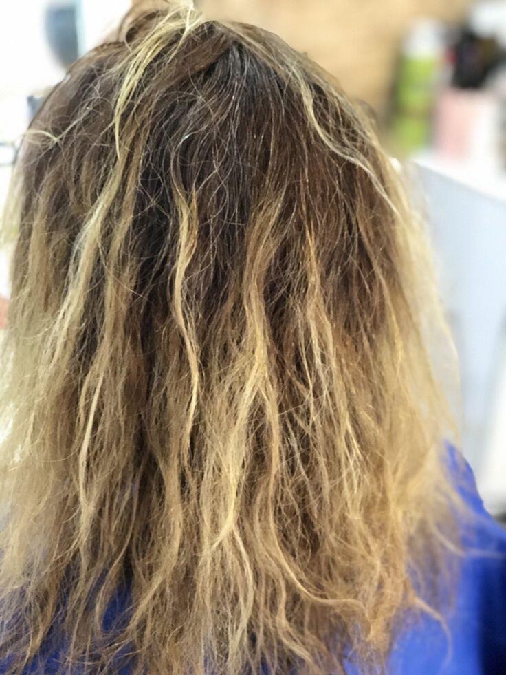 Một mái tóc khô xơ là điều gần như có thể lường trước khi sử dụng oxy già