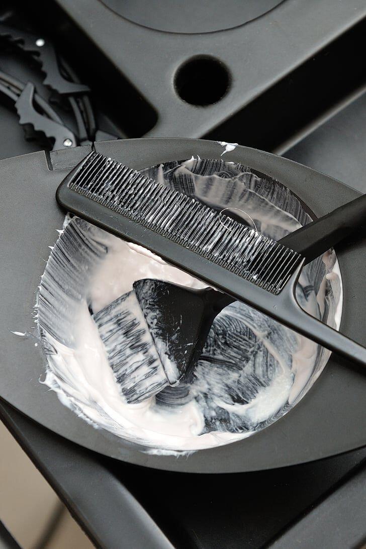 Chị em có thể chọn những loại thuốc tẩy không có các chất tẩy mạnh và oxy già để bảo vệ da đầu