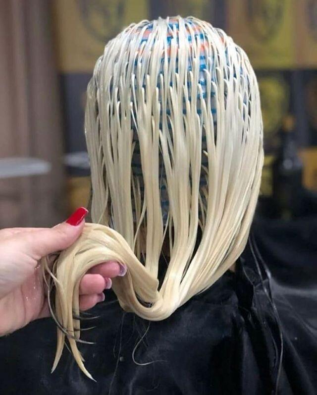 Những kiểu nhuộm như ombre, highlight sẽ giúp chị em phần nào hạn chế tổn thương vì chỉ tẩy một phần da đầu. 