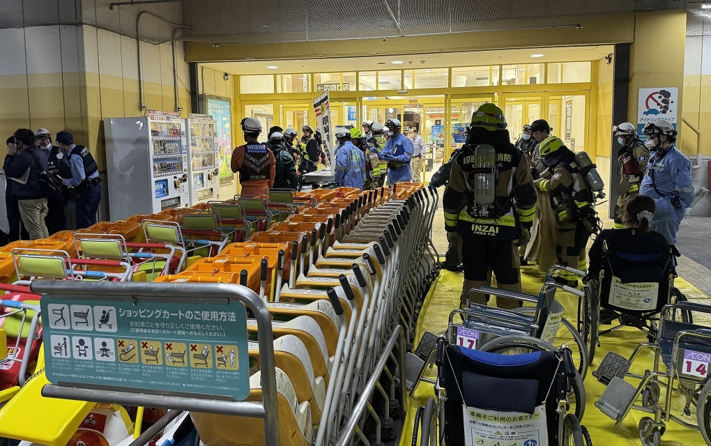 Cảnh sát kiểm tra sức khỏe những người bị thương tại trung tâm thương mại Aeon Mall Chiba New Town, tỉnh Chiba, ngày 23/5. Ảnh: Sankei