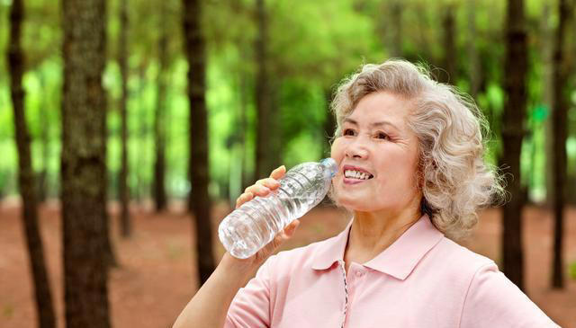 Những thói quen sống tốt như tập thể dục mỗi ngày, ăn nhiều rau và trái cây, giữ tâm trạng vui vẻ có thể giúp cơ thể bạn khỏe mạnh hơn và sống lâu hơn. Ảnh minh hoạ