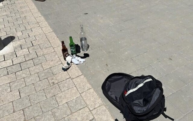 Balo và thiết bị gây cháy của Neumeyer được thu giữ tại Tel Aviv, Israel ngày 19/5. Ảnh: Cảnh sát Israel