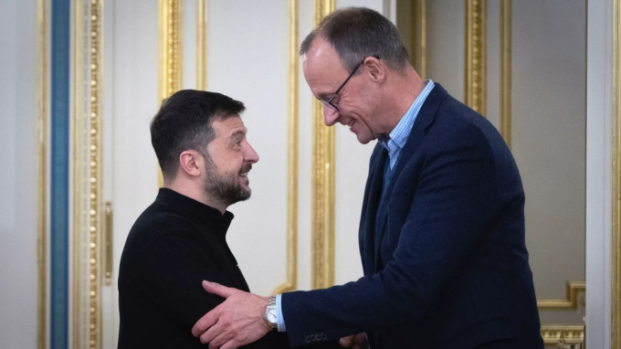 Thủ tướng Đức Friedrich Merz (phải) và Tổng thống Ukraine Volodymyr Zelensky tại Kiev. Ảnh: AP