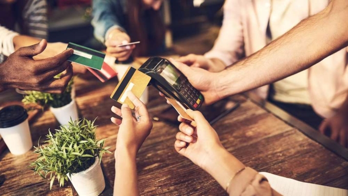 Các công nghệ thanh toán hiện đại giúp việc chia hóa đơn dễ hơn bao giờ hết. Ảnh: Wonderwall