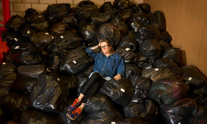 Wendy Ward với 2 tấn rác thời trang được thu gom trong ba ngày tại kho từ thiện của bệnh viện dưỡng lão St Luke ở Sheffield, Anh, ngày 29/4. Ảnh: The Guardian