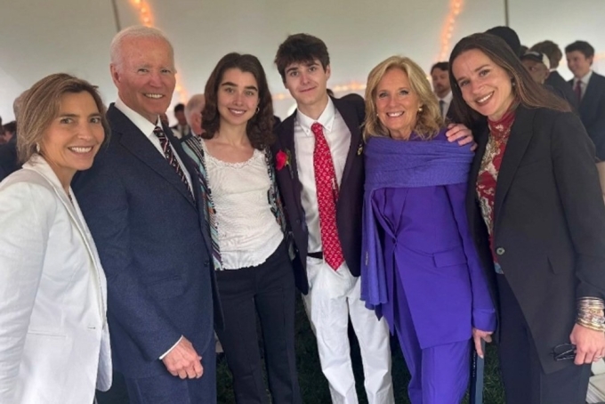 Vợ chồng cựu tổng thống Mỹ Joe Biden tại lễ tốt nghiệp của cháu nội Robert Hunter Biden II. Ảnh: Instagram/ Ashley Blazer Biden