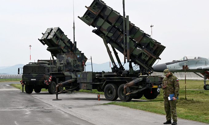 Bệ phóng Patriot được triển khai ở Slovakia tháng 5/2022. Ảnh: Reuters