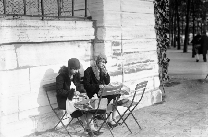 Hai phụ nữ trẻ dùng bữa trưa ngoài đường ở Paris vào tháng 1/1929. Ảnh: Gamma-Keystone