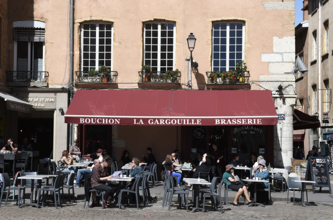 Người Pháp ngồi dùng bưax ở sân thượng quán cà phê La Gargouille trên Quảng trường Saint-Jean ở Lyon, Pháp, năm 2016. Ảnh: Philippe Desmazes/AFP