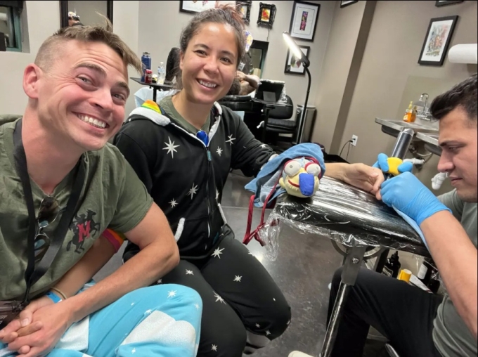 Matthew Morris và vợ đi xăm nhẫn cưới. Ảnh: New York Post