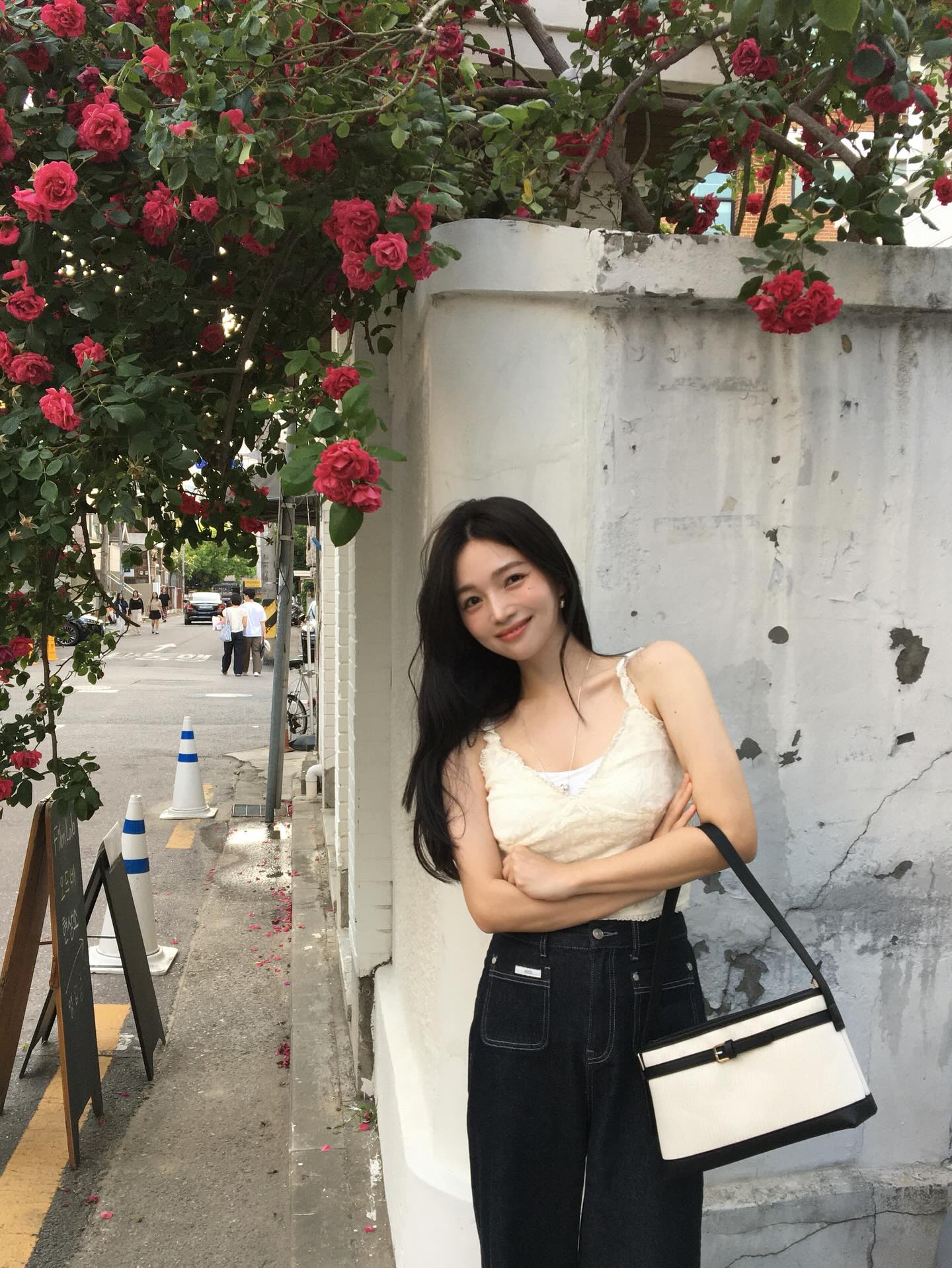 4 kiểu áo đích thị là amp;#34;chân áiamp;#34; mùa Hè 2026 của mọi chị em: Nhẹ mát mà phối gì cũng hợp  - 10