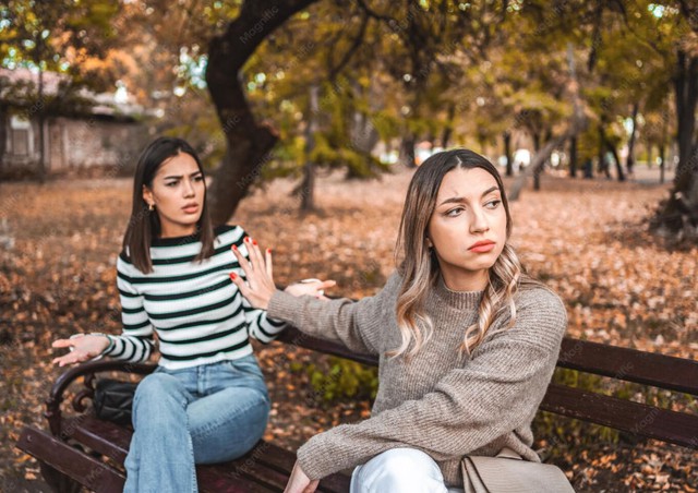 Kiểu người đặt lợi ích lên trên hết có thể ngọt ngào, thân thiết khi cần bạn, nhưng khi có lợi lớn hơn, họ sẵn sàng quay lưng. Ảnh minh họa