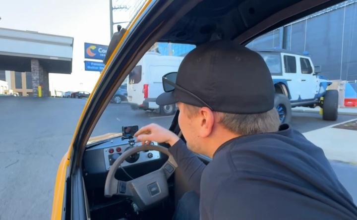 Youtuber 'chia đôi' ô tô, chế tạo xe siêu mỏng- Ảnh 3.