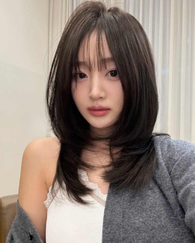 Tóc ngang vai mái thưa giúp che khuyết điểm trán cao, đồng thời tạo hiệu ứng gương mặt nhỏ hơn. Kiểu tóc này mang lại vẻ ngoài nhẹ nhàng, trẻ trung, dễ ứng dụng trong nhiều hoàn cảnh và phù hợp với nhiều phong cách khác nhau.