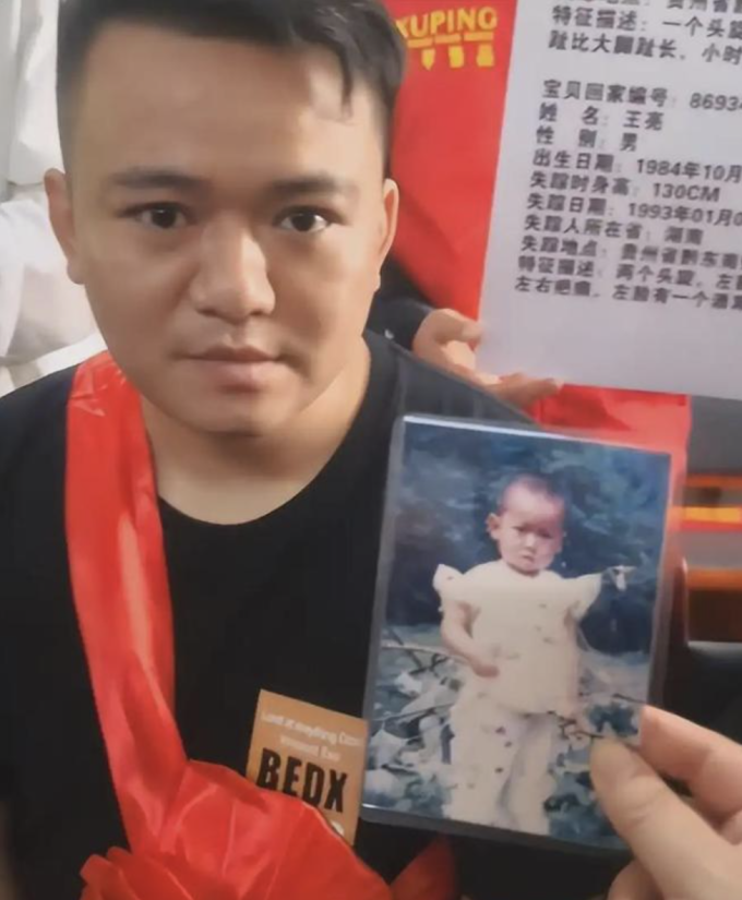 Xiang Mengqian đoàn tụ với gia đình hôm 28/4 và ảnh chụp hồi 4 tuổi trước khi mất tích. Ảnh: Sina