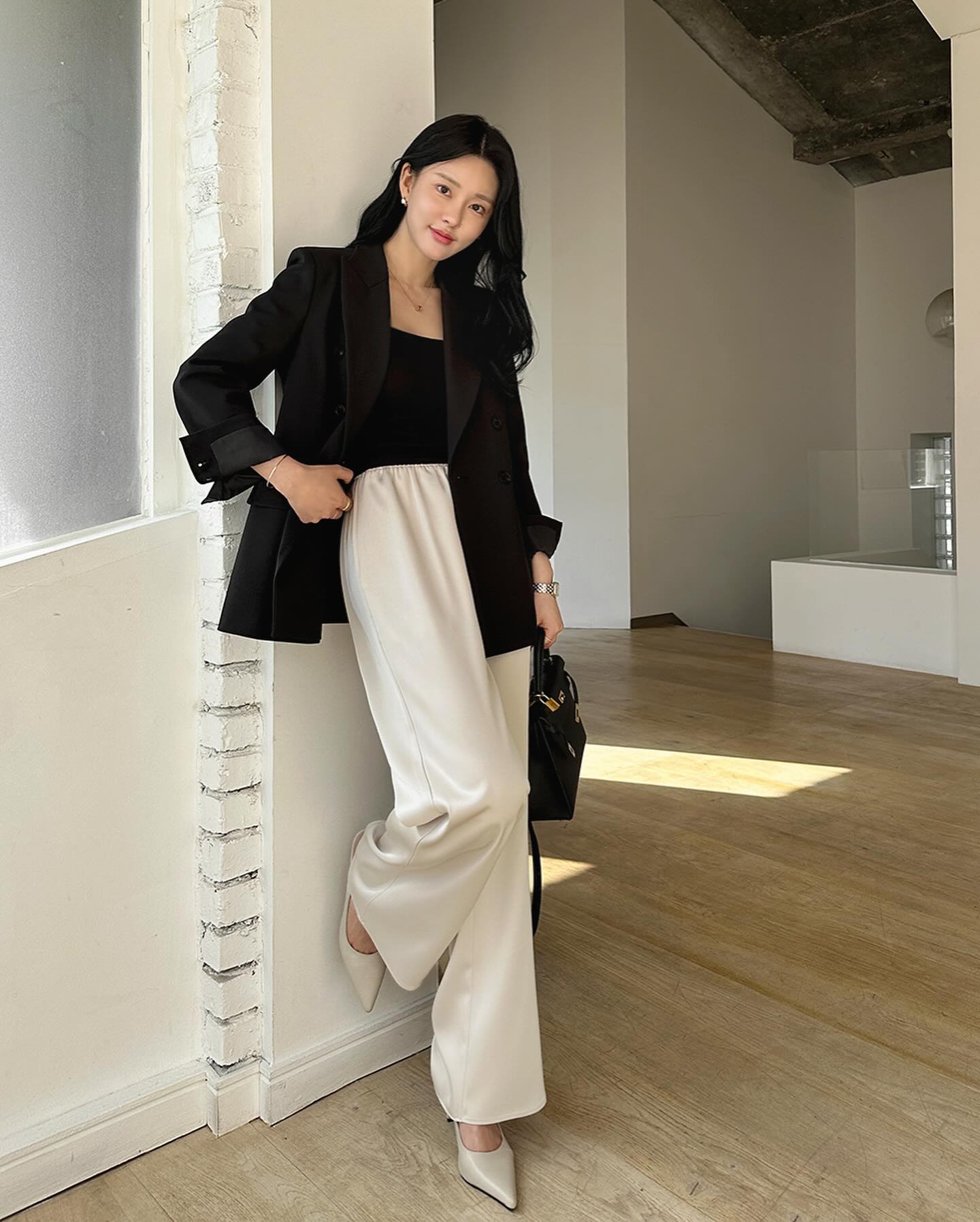 Giày cao gót mũi nhọn giúp hoàn thiện outfit công sở. Thiết kế này tạo hiệu ứng kéo dài chân, giúp vóc dáng trông cao ráo hơn. Khi kết hợp với quần âu hoặc chân váy, tổng thể trở nên thanh lịch và phù hợp với phong cách tối giản.