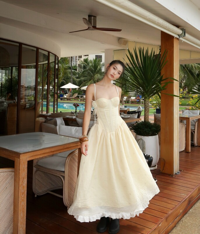 Khi mùa Hè đến, phụ nữ 30+ nên thử 3 màu sắc diện lên là thấy mát, soi gương trông trẻ hơn đáng kể - 10