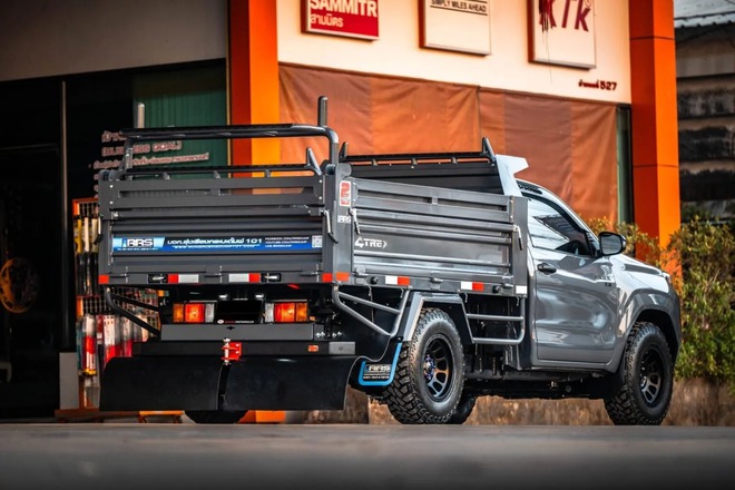 Toyota Hilux 'lột xác' thành xe ben mà không cần cắt xẻ: Chở tới 5 tấn, có cả cần cẩu tự bốc hàng- Ảnh 11.