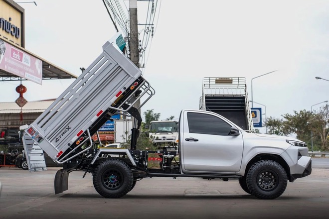 Toyota Hilux 'lột xác' thành xe ben mà không cần cắt xẻ: Chở tới 5 tấn, có cả cần cẩu tự bốc hàng- Ảnh 13.