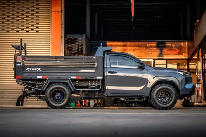 Toyota Hilux 'lột xác' thành xe ben mà không cần cắt xẻ: Chở tới 5 tấn, có cả cần cẩu tự bốc hàng- Ảnh 10.