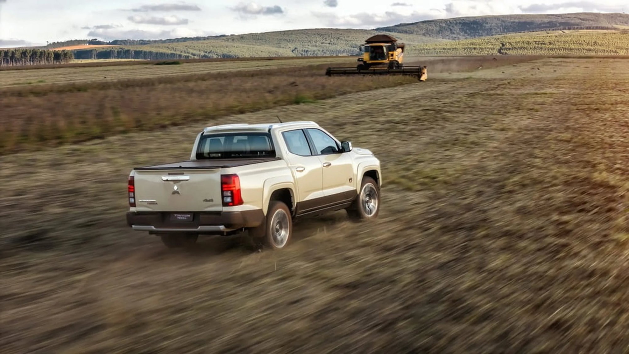Mitsubishi Triton thêm bản 'nông dân' nhưng như cho đại gia: Nội thất da, mâm 20 inch, chỉ 300 chiếc, là biến thể giá cao nhất- Ảnh 3.