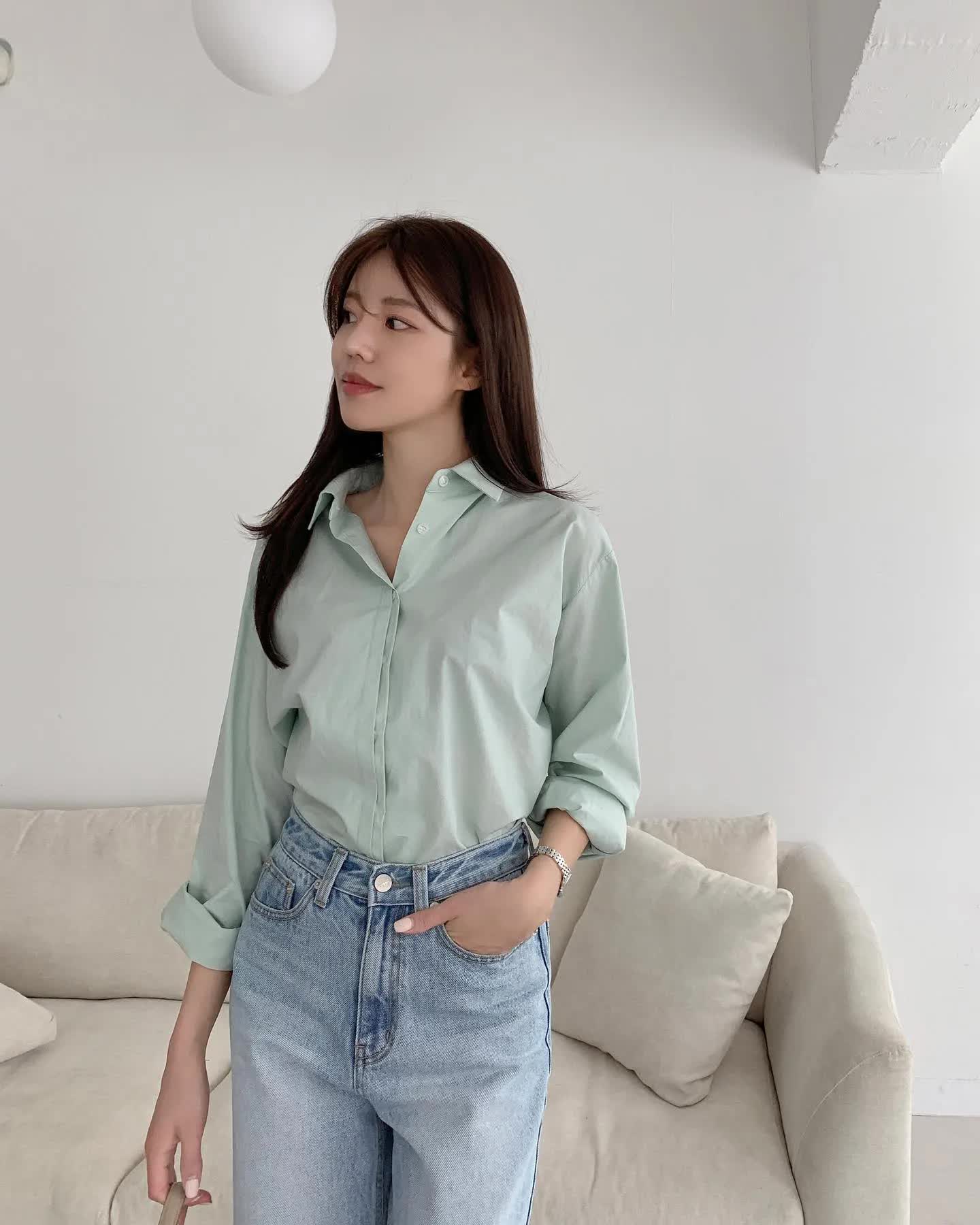 Áo sơ mi màu pastel mang lại cảm giác nhẹ nhàng, dễ chịu trong mùa Hè. Các gam màu sáng giúp tổng thể trông mềm mại hơn. Khi phối với quần hoặc chân váy, outfit trở nên thanh lịch, phù hợp nhiều hoàn cảnh từ đi làm đến đi chơi.