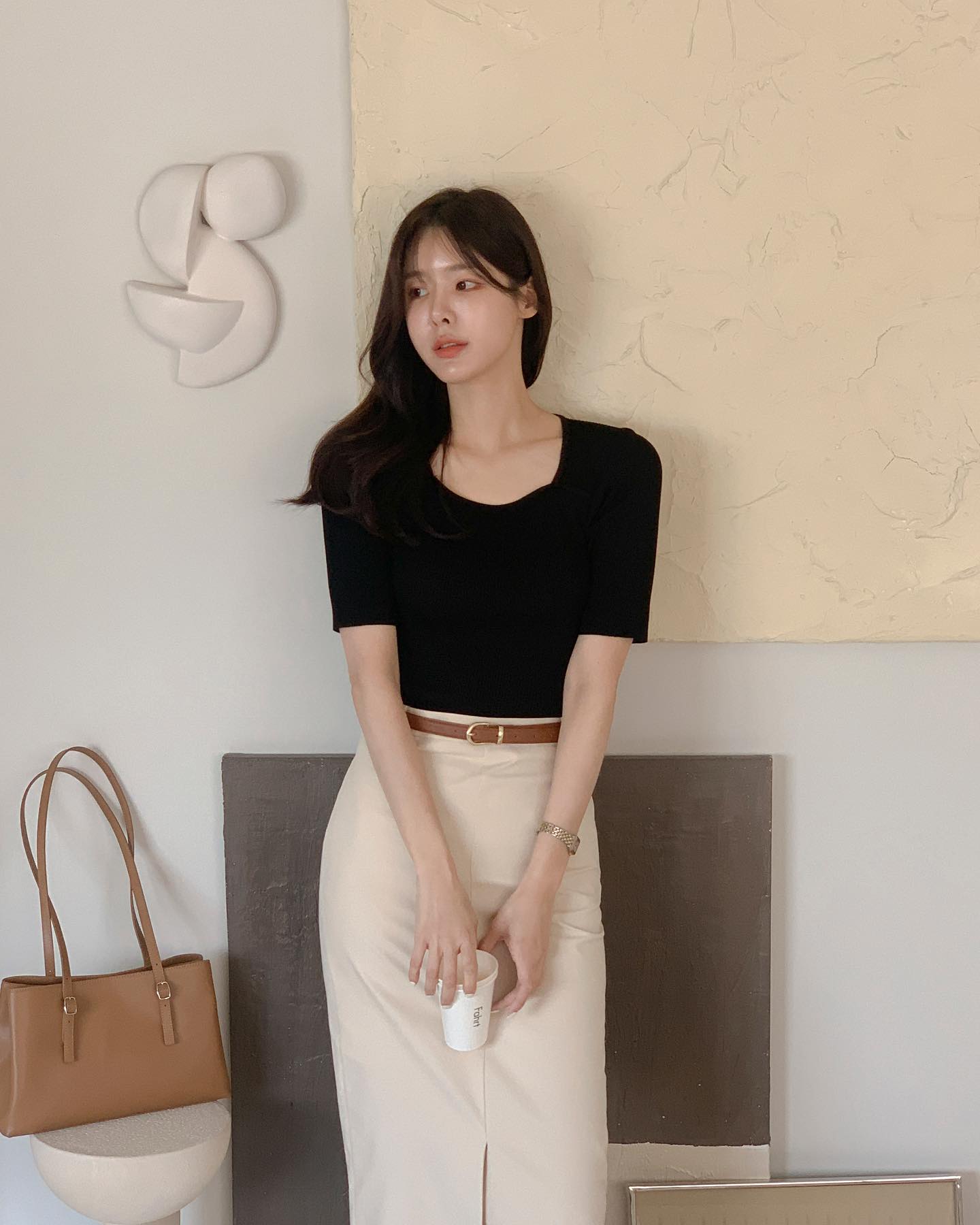 Áo thun là item cơ bản nhưng luôn hiệu quả trong mùa Hè. Thiết kế đơn giản giúp dễ phối với nhiều trang phục khác nhau. Khi chọn phom dáng phù hợp, outfit trở nên gọn gàng và trẻ trung, phù hợp với nhiều hoàn cảnh thường ngày.