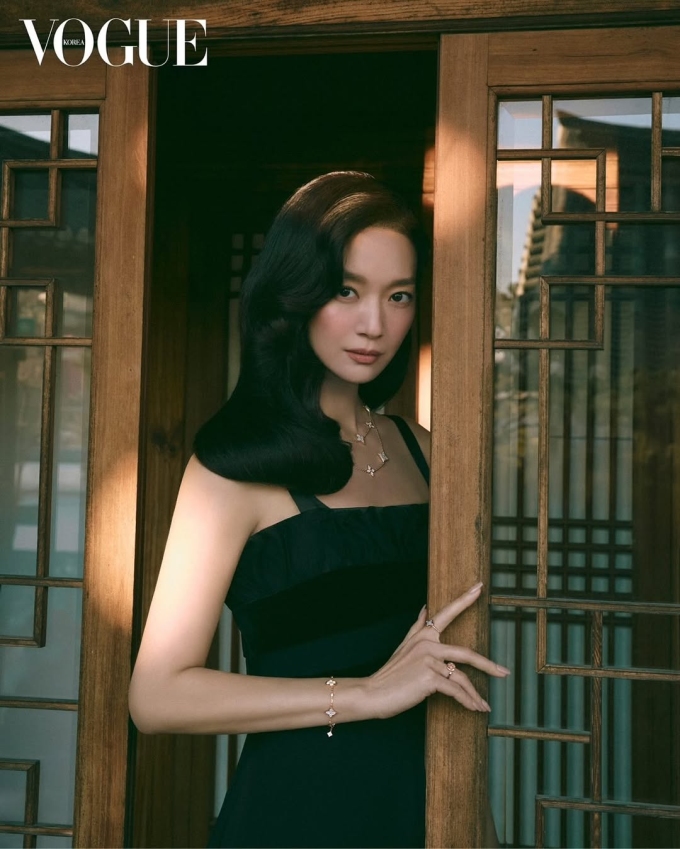 Sau hơn hai thập kỷ hoạt động, Shin Min Ah gần như không thay đổi vóc dáng, vẫn giữ đường cong mềm mại và thân hình cân đối. Ảnh: Vogue