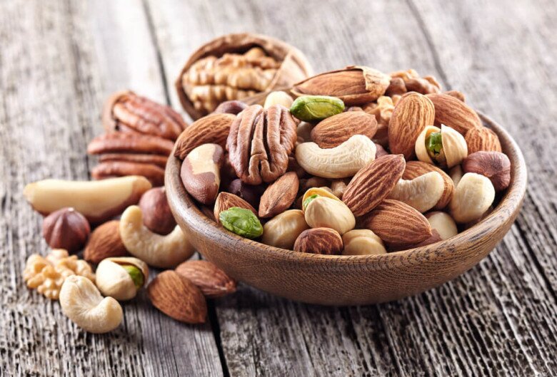 Các loại hạt như hạnh nhân, óc chó chứa vitamin E và omega-3 giúp bảo vệ collagen và duy trì độ ẩm cho da. Khi ăn đều đặn, làn da sẽ mịn màng hơn, đồng thời cải thiện sức khỏe tổng thể và làm chậm quá trình lão hóa.
