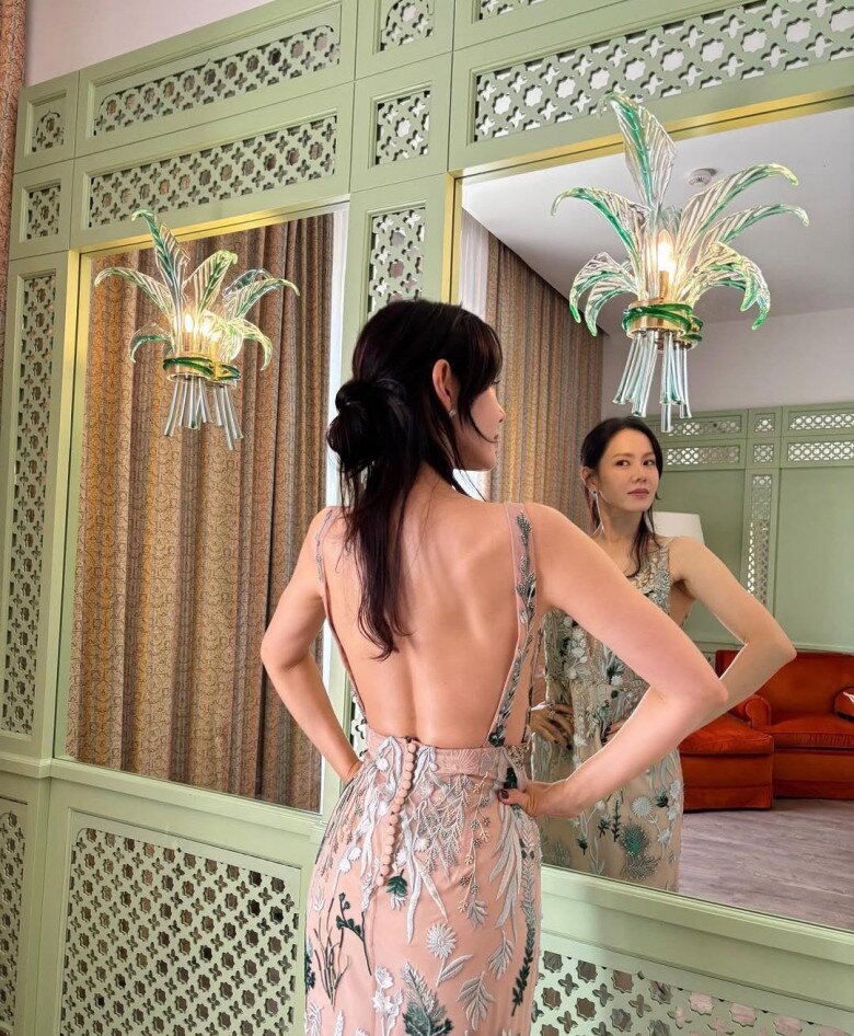 Mỹ nhân mang thai sau khi amp;#34;phim giả tình thậtamp;#34; với bạn diễn, U45 sinh xong khoe rãnh lưng đẹp mê - 10