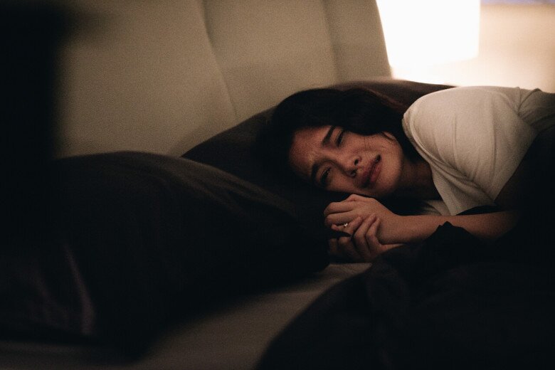 Đêm đó tôi không ngủ nổi, nằm nhìn trần nhà suốt đêm. (Ảnh minh họa)
