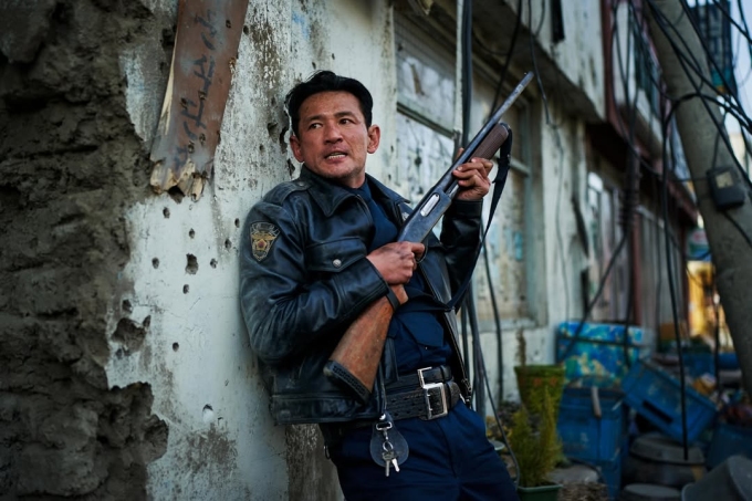 Tạo hình cảnh sát trưởng của Hwang Jung Min, 56 tuổi. Anh hoạt động nghệ thuật từ năm 1990, được giới chuyên môn đánh giá là một trong những ngôi sao có diễn xuất biến hóa nhất làng phim Hàn. Các tác phẩm Ode to My Father, Veteran, The Himalayas, A Violent Prosecutor và The Wailing do anh đóng chính đều lọt top 50 phim điện ảnh Hàn Quốc ăn khách nhất mọi thời.