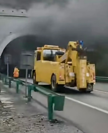 Khói đen dày đặc bốc lên từ đường hầm dài 10 km phía trên. Ảnh: QQ.com