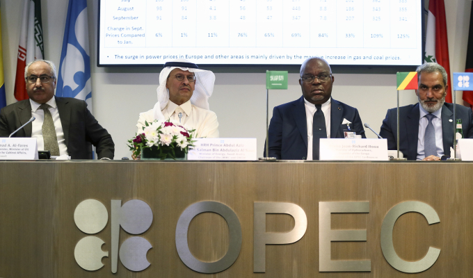 Đại diện các quốc gia thành viên OPEC tại cuộc họp báo ở Vienna, Áo, ngày 5/10. Ảnh: AFP