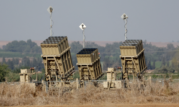 Các bệ phóng Vòm Sắt được triển khai ở thành phố Sderot ở Israel hồi năm 2023. Ảnh: AFP