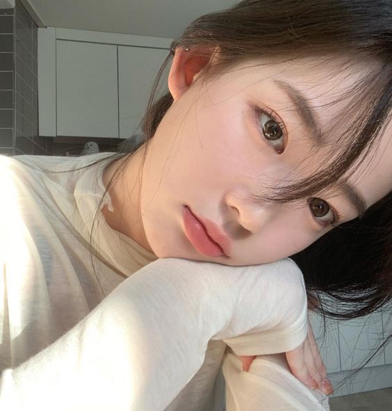 Chống nắng vật lý phản xạ tia UV, phù hợp da nhạy cảm nhưng dễ để lại vệt trắng. Chống nắng hóa học thấm nhanh, không trắng mặt, hợp khí hậu nóng ẩm. Da Việt có thể ưu tiên loại lai (kết hợp cả hai) để cân bằng hiệu quả và cảm giác.