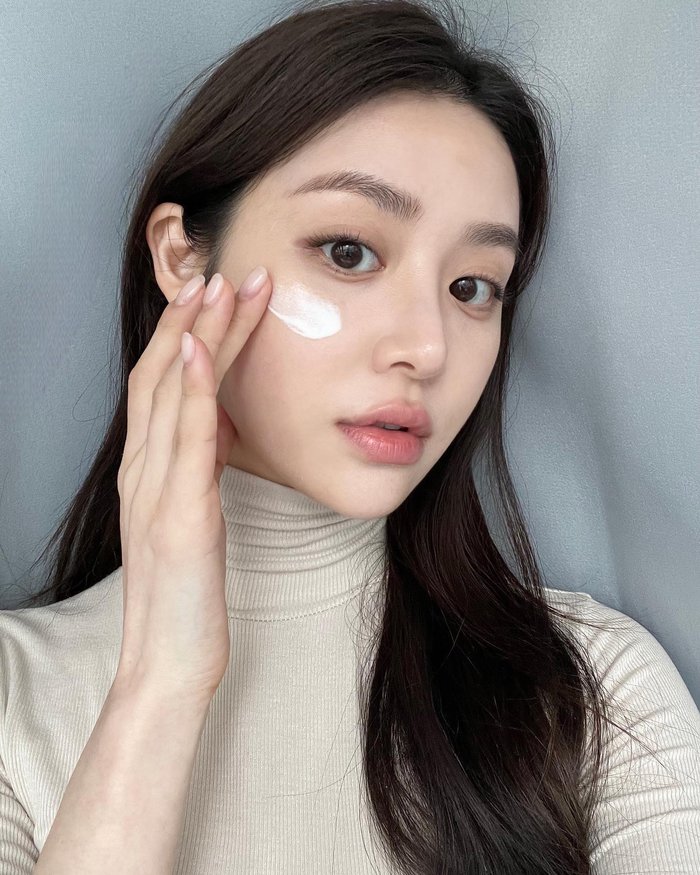 Da nhạy cảm hoặc phụ nữ mang thai nên hạn chế oxybenzone, octinoxate, cồn khô, hương liệu và paraben. Những thành phần này có thể gây kích ứng hoặc không phù hợp lâu dài. Nên ưu tiên sản phẩm dịu nhẹ, bảng thành phần tối giản.