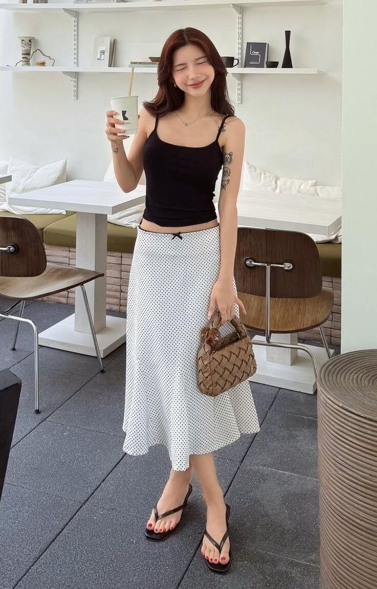 Chân váy lửng được ưa chuộng nhờ khả năng che khuyết điểm và tạo cảm giác cân đối cho vóc dáng. Độ dài qua gối giúp dễ ứng dụng trong nhiều hoàn cảnh. Đây là item vừa tiện lợi vừa giữ được sự thanh lịch cần thiết.