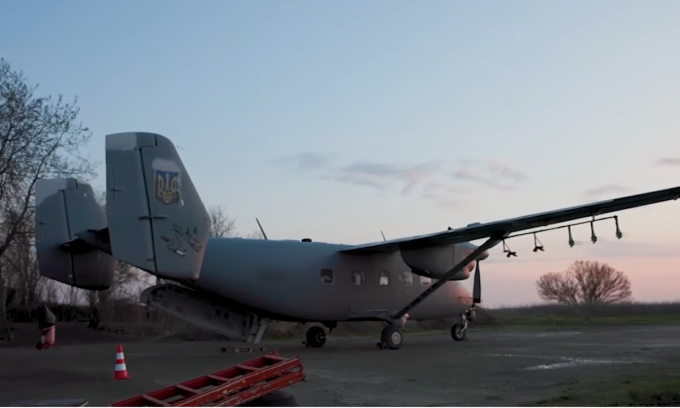 Phi cơ An-22 được Ukraine sử dụng làm vũ khí đối phó UAV Nga trong video đăng ngày 5/5. Ảnh chụp màn hình