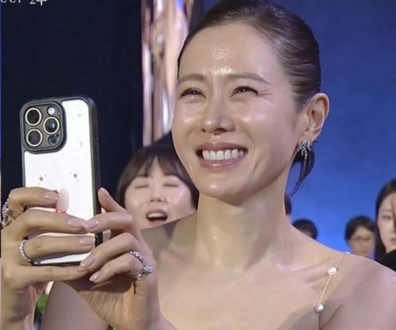 Son Ye Jin đã dùng điện thoại ghi lại khoảnh khắc chồng được vinh danh.