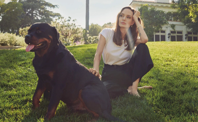 Angelina Jolie bên ngoài sân vườn biệt thự ở Los Angeles. Ảnh: Vogue