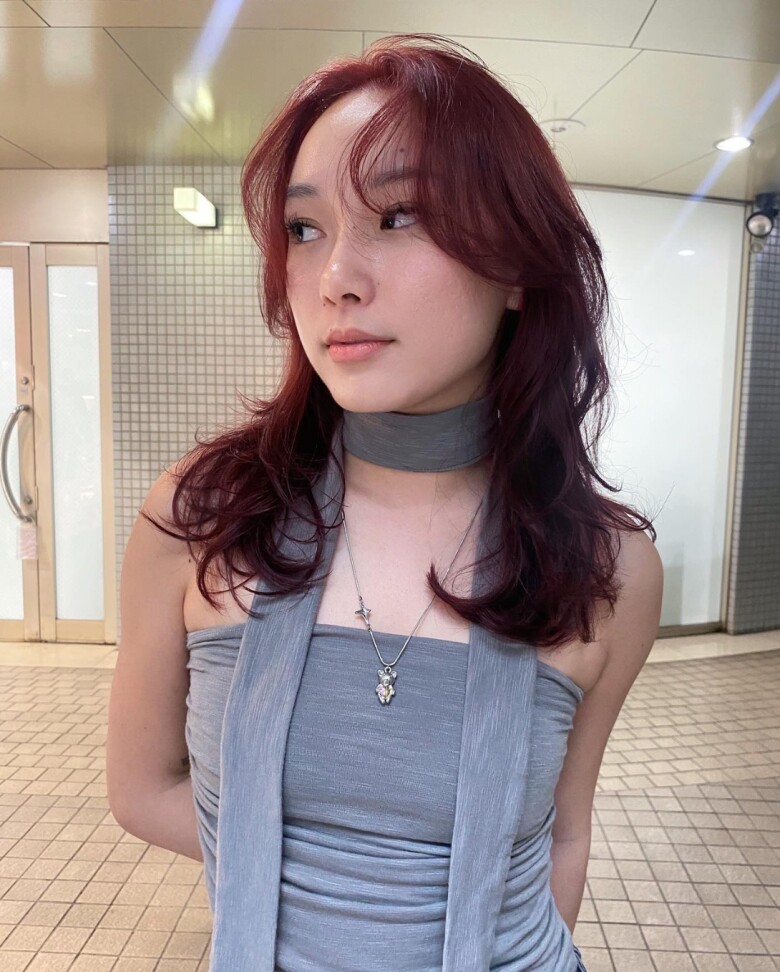 Chỉ cần thay đổi màu nhuộm, mái tóc ngang vai đã trở nên nổi bật và thời thượng hơn hẳn. Những gam màu như nâu trà sữa, nâu lạnh hay caramel không chỉ giúp tôn da mà còn mang lại cảm giác trẻ trung, hiện đại và dễ phối với nhiều phong cách thời trang.