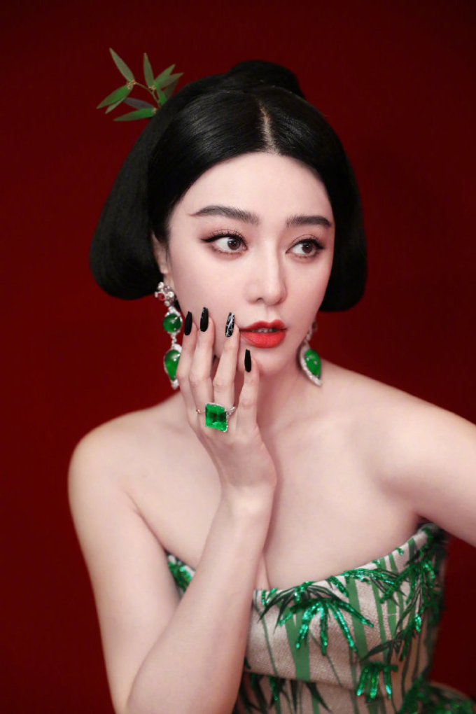 Băng Băng dự Cannes 2023 với bộ ngọc đẳng cấp. Riêng chiếc nhẫn ngọc lục bảo to như quân mạt chược thu hút nhiều quan tâm hơn cả.
