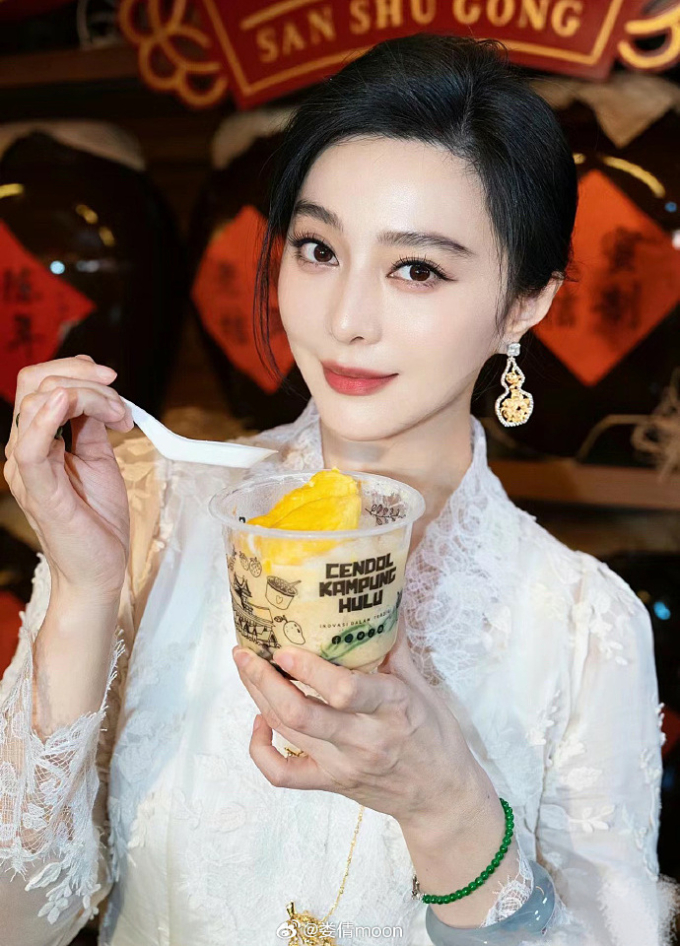 Ngoài hai con cưng trên, Phạm Băng Băng còn yêu thích ngọc bích hòa điền. Cô thường đeo một cặp hòa điền và vòng băng kết hợp.