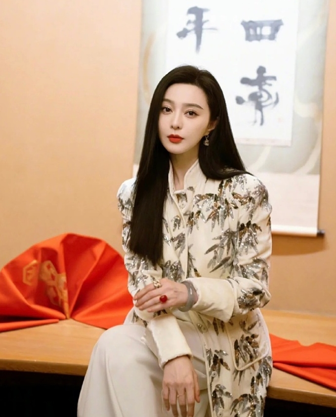 Yêu ngọc, Băng Băng sở hữu nhiều vòng, nhẫn ngọc. Từ gần chục năm trước, cô đã thường khoe một chiếc nhẫn hồng ngọc cỡ đại.