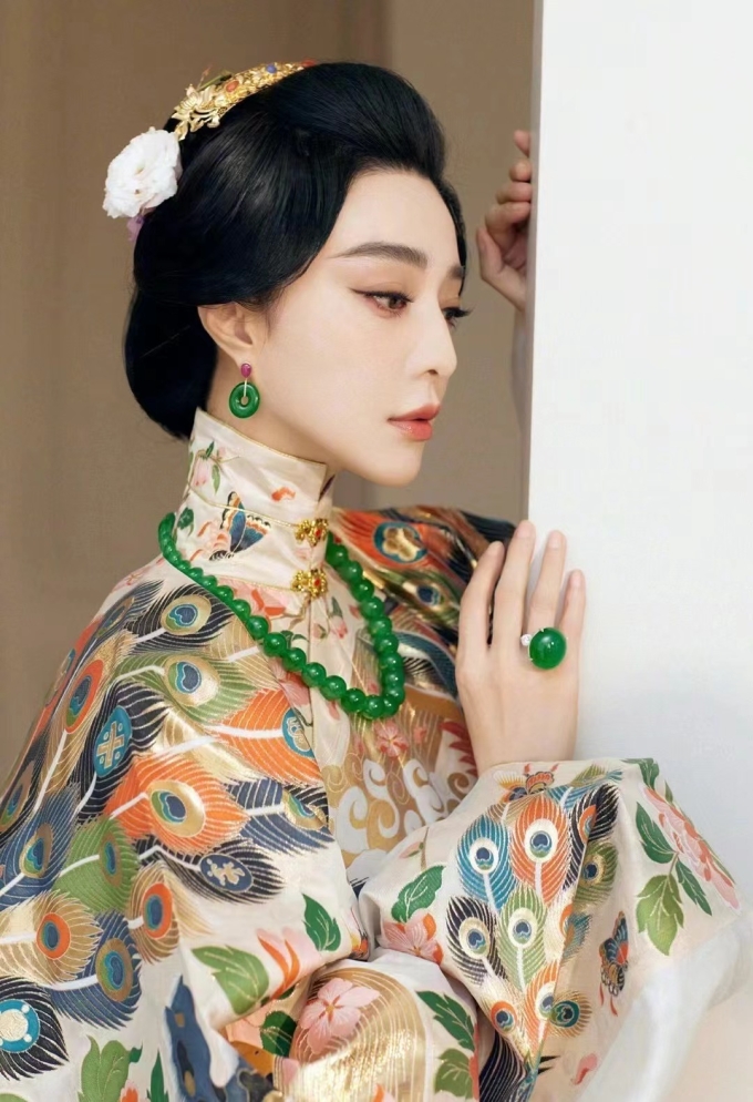 Không chỉ đeo ngọc trong ngày thường, mỹ nhân thường chưng diện những bộ ngọc cao cấp tại sự kiện quan trọng. Tại một hoạt động quốc tế năm 2024, Băng Băng từng gây sốt khi diện Hán phục, kết hợp bộ nữ trang phỉ thúy cao cấp. Đây được cho là hàng sưu tầm độc bản cấp cao với màu sắc rực, chất ngọc già. Từ phỉ thúy kính chủng đế vương lục cho đến loại xuân đới thải hiếm gặp, mỗi món đều có thể được đấu giá với mức giá trên trời - một bình luận trên Weibo viết. Chiếc nhẫn mặt đá phỉ thúy xanh toàn sắc cô đeo cỡ trứng bồ câu, kích thước bằng mắt thường trên 12 ly. Cô đeo kèm chuỗi hạt kích thước lớn, thuộc đẳng cấp hàng chục triệu NDT.