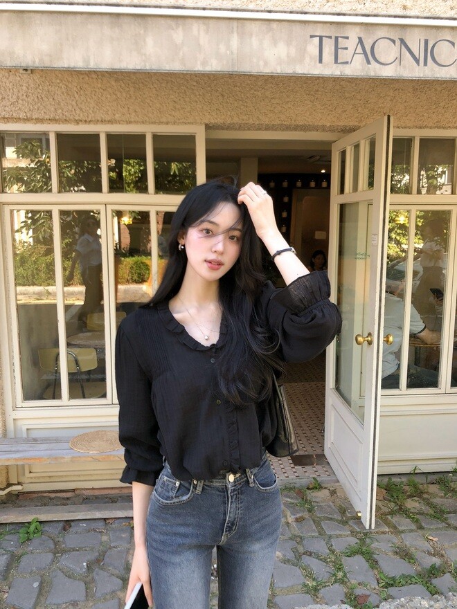 Khi phối cùng quần jeans, áo blouse trở nên trẻ trung và hiện đại hơn. Thiết kế nữ tính của blouse giúp cân bằng nét năng động của jeans. Đây là công thức dễ mặc, phù hợp với những ngày muốn giữ vẻ thanh lịch nhưng vẫn thoải mái.