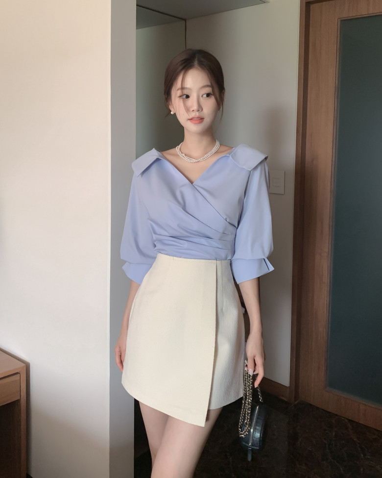 Chân váy ngắn giúp áo blouse trở nên trẻ trung và năng động hơn. Khi kết hợp cùng nhau, outfit vẫn giữ được nét nữ tính nhưng không bị quá cứng nhắc. Đây là lựa chọn phù hợp cho những ngày muốn làm mới phong cách công sở.